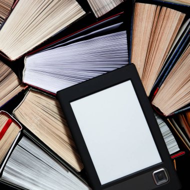 Beyaz bir ekran ile e-kitap yalan yalan açık çok renkli kitap karanlık bir arka plan üzerinde yakın çekim