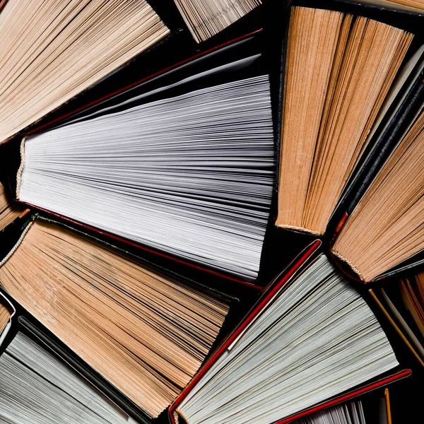 Mnóstwo kolorowych grube książki otwarte stoisko na ciemnym tle — Zdjęcie stockowe