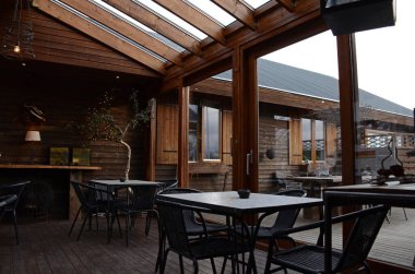 Vahşi doğada doğal maddelerden yapılmış geleneksel bir İzlanda iç mekanı..