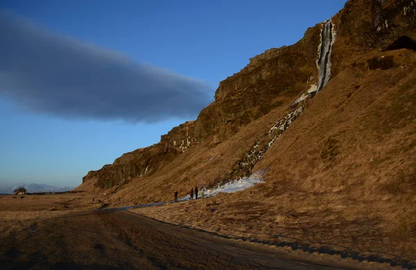 从冰岛的塞尔贾兰斯福斯瀑布内欣赏 — 图库照片