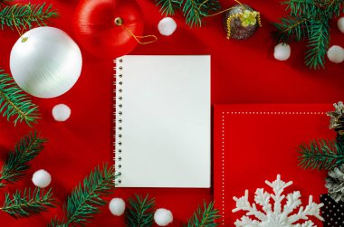 Kırmızı arkaplan görünümlü Noel dekorasyonu çerçevesi