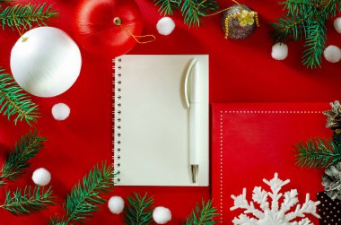 Kırmızı arkaplan görünümlü Noel dekorasyonu çerçevesi