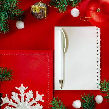 Kırmızı arkaplan görünümlü Noel dekorasyonu çerçevesi