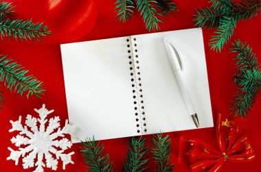 Kırmızı arkaplan görünümlü Noel dekorasyonu çerçevesi