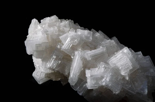 Naturligt mineral - kristall salt närbild på en svart bakgrund — Stockfoto