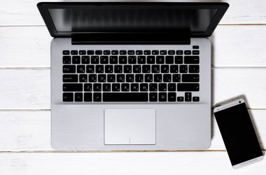 Minimal Freelancer iş yeri konsepti. Dizüstü bilgisayar aç