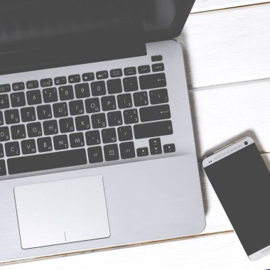 Minimal Freelancer iş yeri konsepti. Dizüstü bilgisayar aç