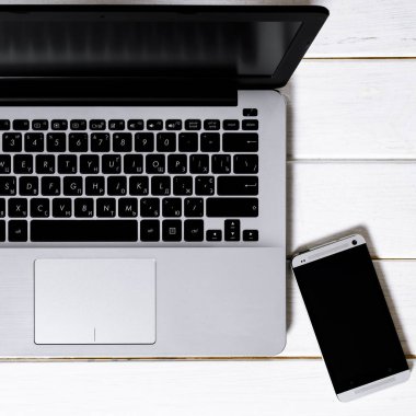 Minimal Freelancer iş yeri konsepti. Dizüstü bilgisayar aç