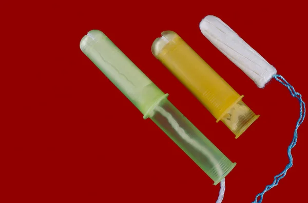 Menstruatieconcept. Bescherming van vrouwelijke hygiëne. Katoen tampons op rode achtergrond — Stockfoto