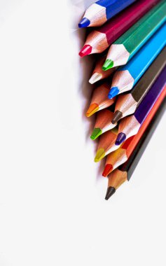 Beyaz bir arka plan üzerinde renkli keskin kalemler yalan