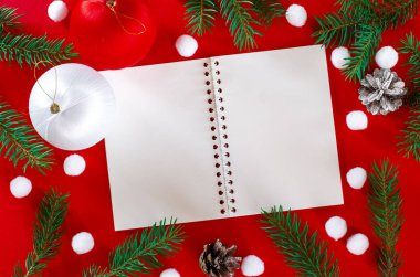 Kırmızı arkaplan görünümlü Noel dekorasyonu çerçevesi