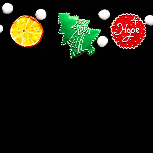 Вид сверху Плоский лежал Рождество натюрморт из рождественских украшений на черном фоне — стоковое фото