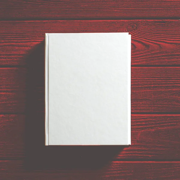 Il libro di copertina bianca è su un tavolo di legno strutturato . — Foto Stock