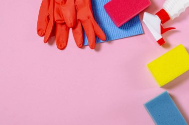 Mutfak, banyo ve diğer odaların farklı yüzeyleri için renkli temizlik seti. Temizlik hizmeti kavramı