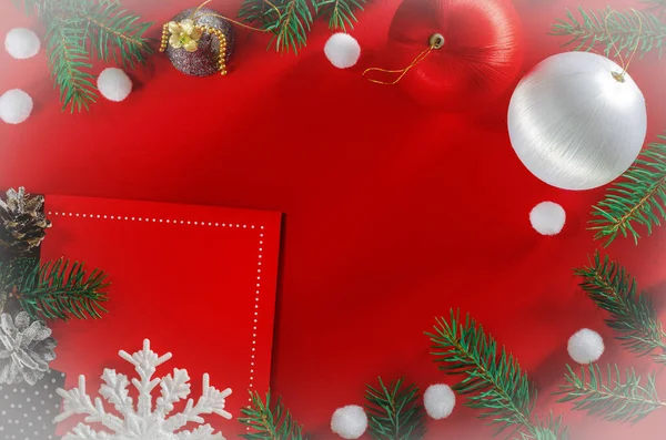 Fond de Noël avec arbre de Noël sur fond de toile rouge. Joyeux Noël carte. Thème des vacances d'hiver. Bonne année — Photo