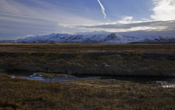 Fabuloso amanecer de invierno en Islandia. Salida del sol en el fondo de la montaña — Foto de Stock