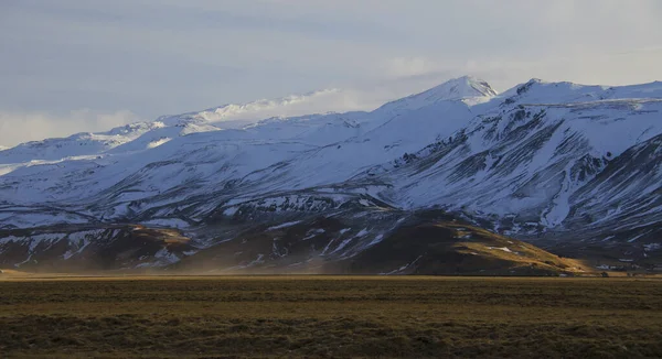 Fabuloso nascer do sol de inverno na Islândia. Nascer do sol contra o fundo da montanha — Fotografia de Stock