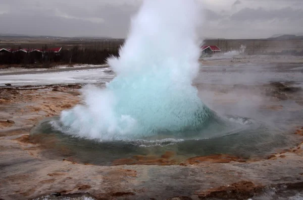 Borrosa. La erupción del géiser Strokkur en la parte suroeste de Islandia en una zona geotérmica cerca del río Hvitau —  Fotos de Stock