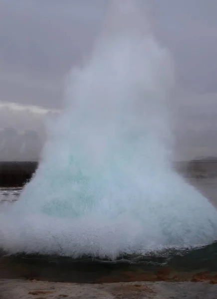 Homályos. A Strokkur gejzír kitörése Izland délnyugati részén, a Hvitau folyó melletti geotermikus területen — Stock Fotó