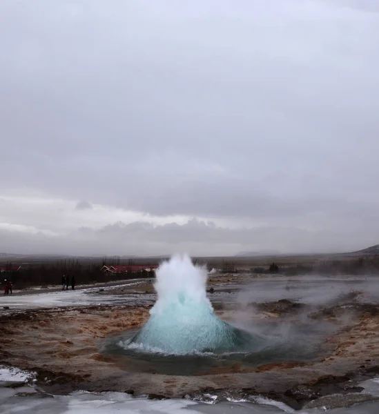 Blurred. The eruption of the Strokkur geyser in the southwestern part of Iceland in a geothermal area near the river Hvitau — Stock Photo, Image
