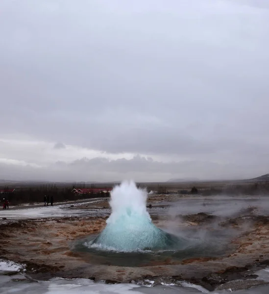 เบลอๆ การระเบิดของน้ําพุร้อน Strokkur ในภาคตะวันตกเฉียงใต้ของไอซ์แลนด์ในพื้นที่ความร้อนใต้ใกล้แม่น้ํา Hvitau — ภาพถ่ายสต็อก