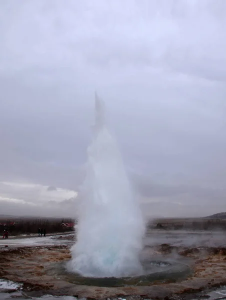Wazig. De uitbarsting van de Strokkur geiser in het zuidwesten van IJsland in een geothermisch gebied bij de rivier Hvitau — Stockfoto