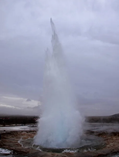 เบลอๆ การระเบิดของน้ําพุร้อน Strokkur ในภาคตะวันตกเฉียงใต้ของไอซ์แลนด์ในพื้นที่ความร้อนใต้ใกล้แม่น้ํา Hvitau — ภาพถ่ายสต็อก