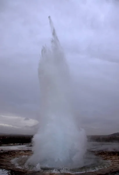 Borrosa. La erupción del géiser Strokkur en la parte suroeste de Islandia en una zona geotérmica cerca del río Hvitau —  Fotos de Stock