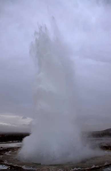 Desfocado. A erupção do gêiser Strokkur na parte sudoeste da Islândia em uma área geotérmica perto do rio Hvitau — Fotografia de Stock