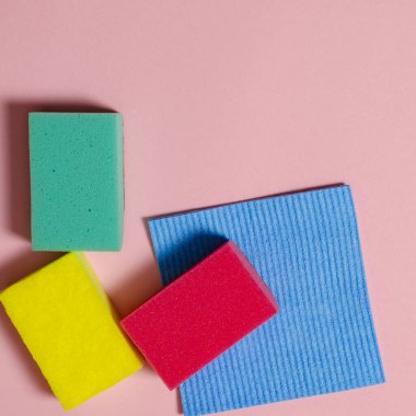 Renkli bir arka planda evi temizlemek için çok renkli inoperatörler ve metin için bir yer