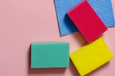 Renkli bir arka planda evi temizlemek için çok renkli inoperatörler ve metin için bir yer