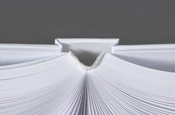 Біла книга на текстурованому дерев'яному столі . — стокове фото