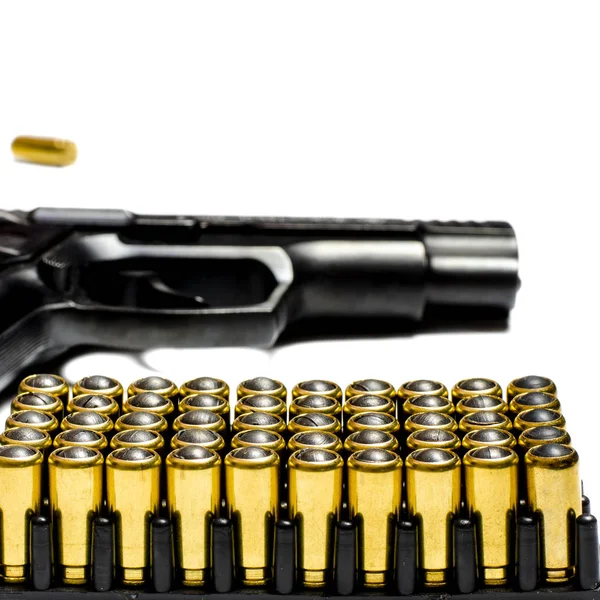 Патрулі для травматичного пістолета стоять у чорній пластиковій формі для набоїв. Зброя — стокове фото