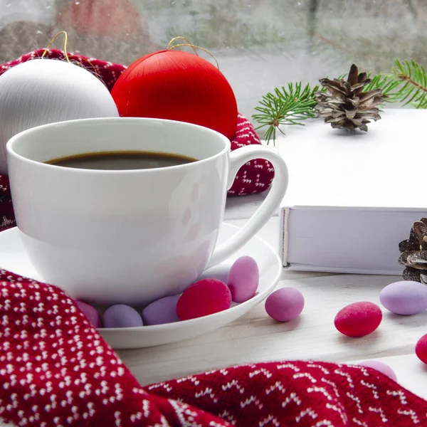 Concepto de Año Nuevo: café, libro, bufanda caliente — Foto de Stock
