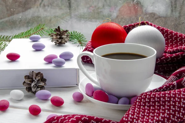 Concepto de Año Nuevo: café, libro, bufanda caliente — Foto de Stock