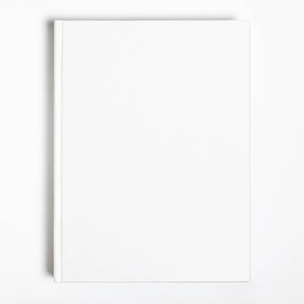 Mockup di chiuso libro quadrato bianco su sfondo bianco carta strutturata — Foto Stock