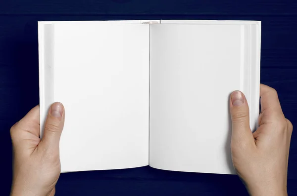 Mãos masculinas segurar um livro branco com páginas limpas — Fotografia de Stock