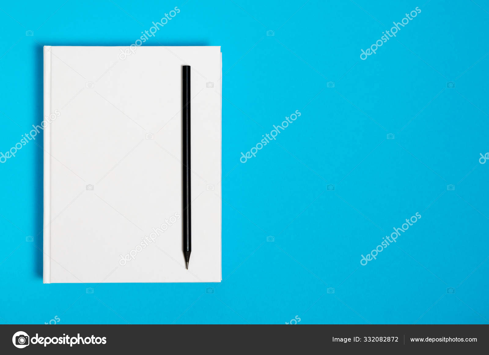Download Mockup De Livro Quadrado Em Branco Fechado E Lapis Preto Em Fundo De Papel Texturizado Colorido Stock Photo C Yankovets Gmail Com 332082872 PSD Mockup Templates