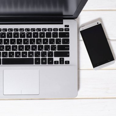 Minimal Freelancer iş yeri konsepti. Dizüstü bilgisayar aç