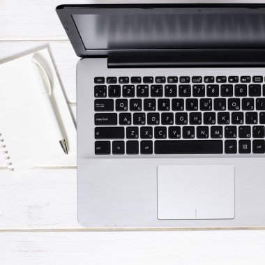 Minimal Freelancer iş yeri konsepti. Dizüstü bilgisayar aç