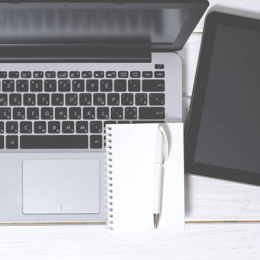 Minimal Freelancer iş yeri konsepti. Dizüstü bilgisayar aç