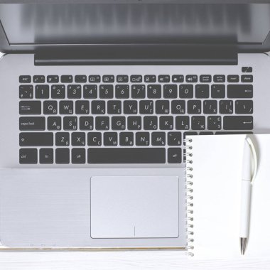 Minimal Freelancer iş yeri konsepti. Dizüstü bilgisayar aç
