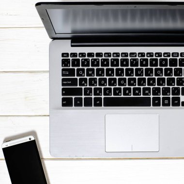 Minimal Freelancer iş yeri konsepti. Dizüstü bilgisayar aç