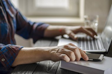 Minimal Freelancer iş yeri konsepti. Dizüstü bilgisayar aç