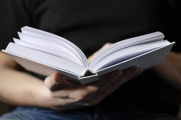 Mãos masculinas segurar um livro branco com páginas limpas — Fotografia de Stock