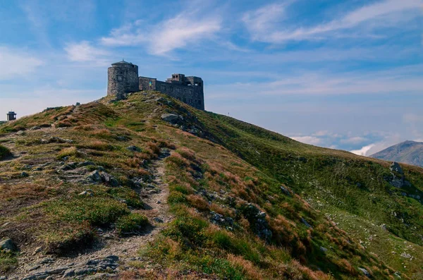 旧石台耸立在喀尔巴阡山脉的最高峰上 — 图库照片