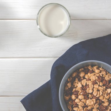 Sağlıklı Kahvaltı: beyaz ahşap bir masada mısır gevreği ve böğürtlenli sağlıklı bir kahvaltı