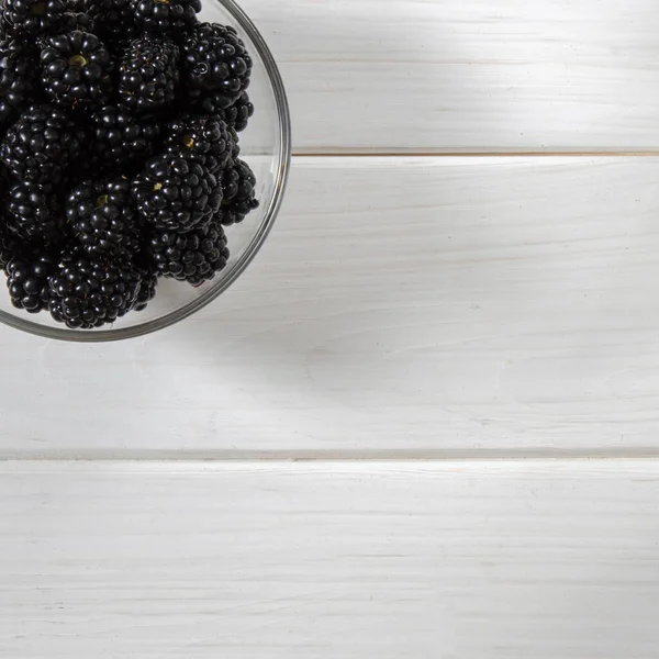 निरोगी नाश्ता: पांढरा लाकडी टेबलवर कॉर्नफ्लेक्स आणि ब्लॅकबेरी बेरीचे निरोगी नाश्ता — स्टॉक फोटो, इमेज