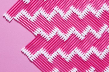 Hijyen: Öküz arka planında çok renkli plastik pamuk tomurcukları var