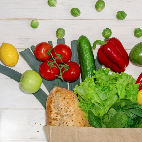 Un juego de verduras del supermercado en una bolsa de papel. Compra de alimentos ecológicos — Foto de Stock
